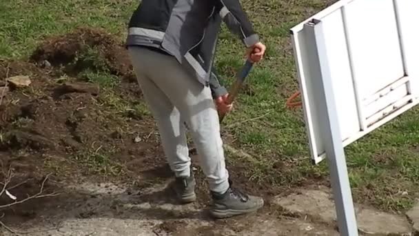 Kiew Ukraine April 2024 Arbeiter Arbeiten Vor Ort Mit Werkzeugen — Stockvideo
