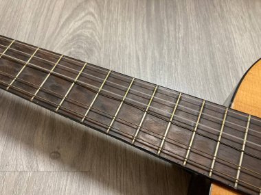 Akustik gitar ve çalma için elementleri