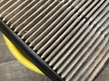 Motora hava girmesi için bir araba filtresi kurutuluyor.