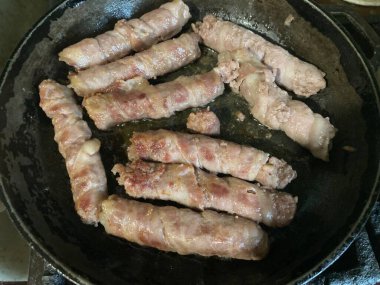 Balkanlarda et sosisleri pişiriliyor