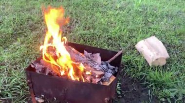 Barbekü ızgarası açık havada pişirmek için yanıyor.