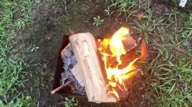 Barbekü ızgarası açık havada pişirmek için yanıyor.