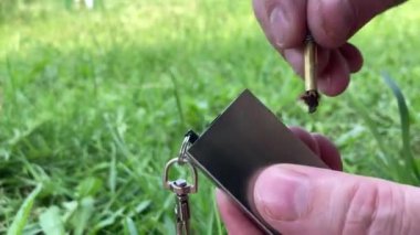 Bir adam benzin kibriti çakıyor.