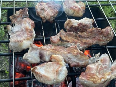 Barbekü ızgarasında odun yanıyor.