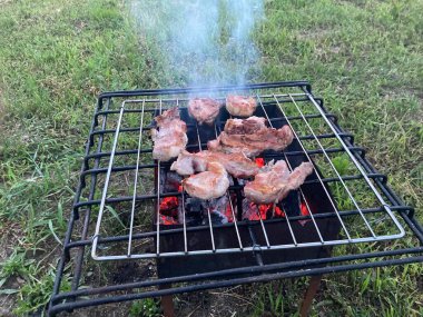 Barbekü ızgarasında odun yanıyor.