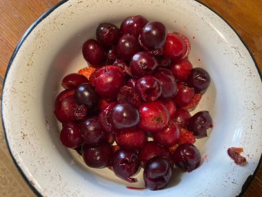 Taze meyveler ve meyvelerden içirilirler.