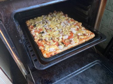 Fırında pişmiş pizza.