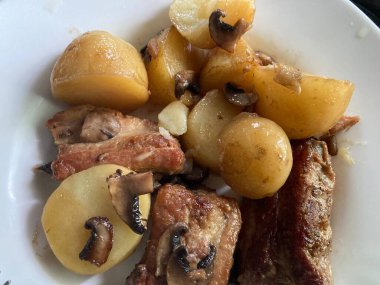 Yenebilir kavak ezmesi topladım.