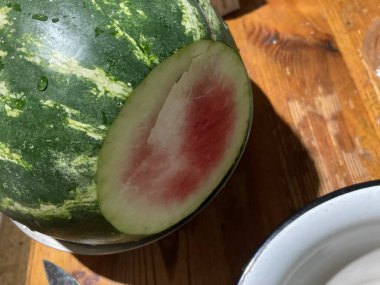 Olgun yaz karpuzu dilimleri kesti.