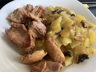 Tavşan etiyle kızarmış patates.