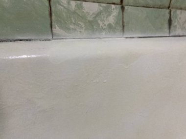 Sprey kutusundan çıkan akrilik boyayla küveti boyamak.