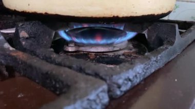 Mutfak ocağındaki gaz ocağı yanıyor.