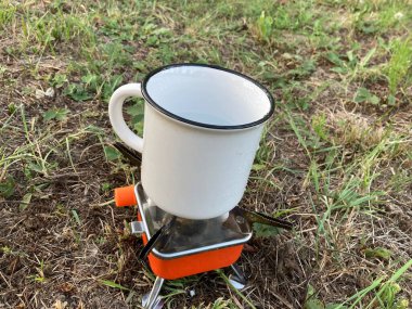 Kullan at telefonla yürüyüş kupası.