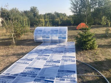 KYIV, UKRAINE - 9 Eylül 2024: Yapıyı kapsayan polikarbonat sayfaları