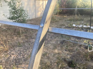 Metal çerçeveli polikarbonat kaplı bir sera kurulumu