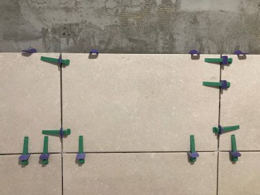 Odanın duvarına fayans döşeme işlemi