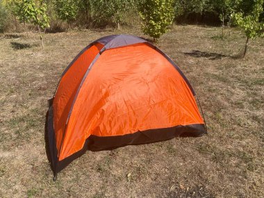 Yürüyüş için turist çadırı kuruyorum.