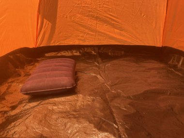 Yürüyüş için turist çadırı kuruyorum.