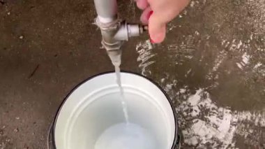 Bir kaza sırasında su tankına su dökülür.