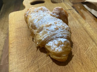 Kayısı ve kurutulmuş kayısılı Fransız kruvasanı.