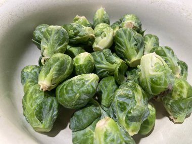 Pişirilmiş yemek ve kızartılmış Brüksel lahanası.