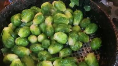 Pişirilmiş ve kızartılmış Brüksel lahanası.