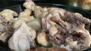 Kızarmış tavuk kızartma tavasında kızarır.