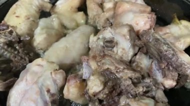 Kızarmış tavuk kızartma tavasında kızarır.