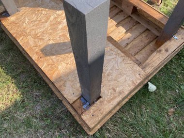 Yağlı boyayla kereste boyuyorum.