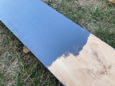 Yağlı boyayla kereste boyuyorum.