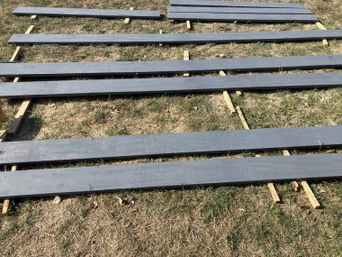 Yağlı boyayla kereste boyuyorum.