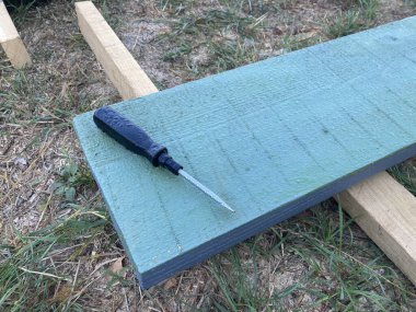 Yağlı boyayla kereste boyuyorum.