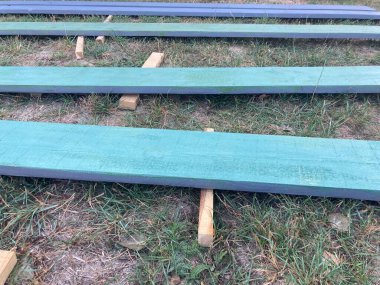 Yağlı boyayla kereste boyuyorum.