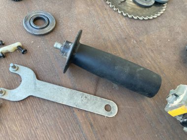 Onarım için bir öğütücü sökülüyor