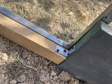 Seraya ahşap yataklar kuruyor.