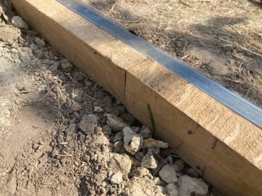 Seraya ahşap yataklar kuruyor.