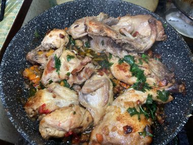 Kuş leşleri, bıldırcın ve tavuk.