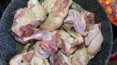 Kızarmış bıldırcın ve tavuk leşleri.