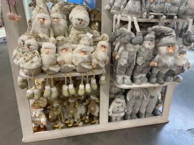 KYIV, UKRAINE - 21 Ekim 2024: Bir festival mağazasında çeşitli renkli Noel oyuncakları sergilenen neşeli bir illüstrasyon.