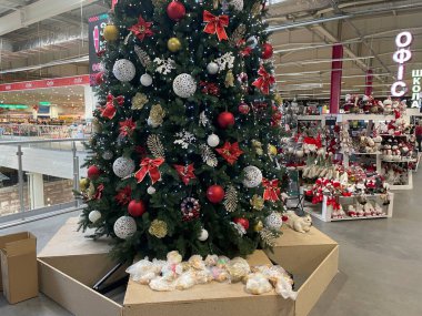 KYIV, UKRAINE - 21 Ekim 2024: Bir festival mağazasında çeşitli renkli Noel oyuncakları sergilenen neşeli bir illüstrasyon.