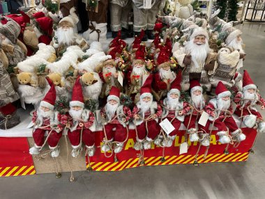 KYIV, UKRAINE - 21 Ekim 2024: Bir festival mağazasında çeşitli renkli Noel oyuncakları sergilenen neşeli bir illüstrasyon.