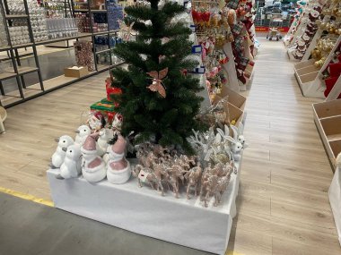 KYIV, UKRAINE - 21 Ekim 2024: Bir festival mağazasında çeşitli renkli Noel oyuncakları sergilenen neşeli bir illüstrasyon.