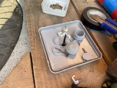 Bir seraya elektrik kablosu kurma sürecini yakalayan bir görüntü, aydınlatma, ısıtma ve ekipman için güç sağlıyor.