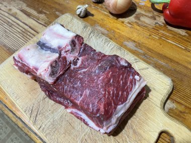 Taze mermer et, ince dokusunu ve karmaşık mermerini sergiliyor. Bu kaliteli kesim, genç dana etinin hassas mermerini vurguluyor. Gurme yemekleri ve aşçılık tutkunları için mükemmel.