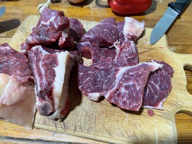 Taze mermer et, ince dokusunu ve karmaşık mermerini sergiliyor. Bu kaliteli kesim, genç dana etinin hassas mermerini vurguluyor. Gurme yemekleri ve aşçılık tutkunları için mükemmel.