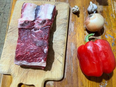 Taze mermer et, ince dokusunu ve karmaşık mermerini sergiliyor. Bu kaliteli kesim, genç dana etinin hassas mermerini vurguluyor. Gurme yemekleri ve aşçılık tutkunları için mükemmel.