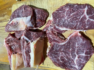 Taze mermer et, ince dokusunu ve karmaşık mermerini sergiliyor. Bu kaliteli kesim, genç dana etinin hassas mermerini vurguluyor. Gurme yemekleri ve aşçılık tutkunları için mükemmel.