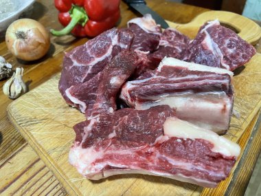 Taze mermer et, ince dokusunu ve karmaşık mermerini sergiliyor. Bu kaliteli kesim, genç dana etinin hassas mermerini vurguluyor. Gurme yemekleri ve aşçılık tutkunları için mükemmel.