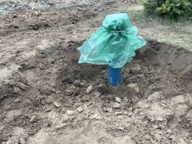 İnşaat işçileri temiz su kaynaklarına ulaşmak için yerin altını kazarak güvenli içme suyu kuyusu yapmak için ağır ekipman kullanıyorlar. Bu görüntü, kırsal kesimde güvenilir bir su tedarik sistemi oluşturma sürecini yakalar.