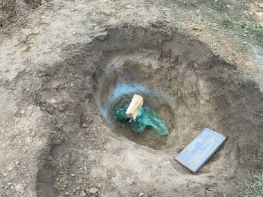 İnşaat işçileri temiz su kaynaklarına ulaşmak için yerin altını kazarak güvenli içme suyu kuyusu yapmak için ağır ekipman kullanıyorlar. Bu görüntü, kırsal kesimde güvenilir bir su tedarik sistemi oluşturma sürecini yakalar.